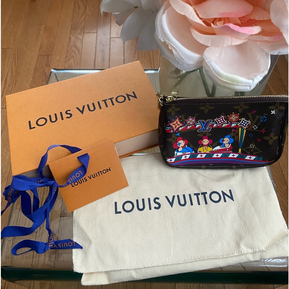 LV Monogram 2020 Christmas
Animation Bumper Cars Mini
Pochette Coquelicot